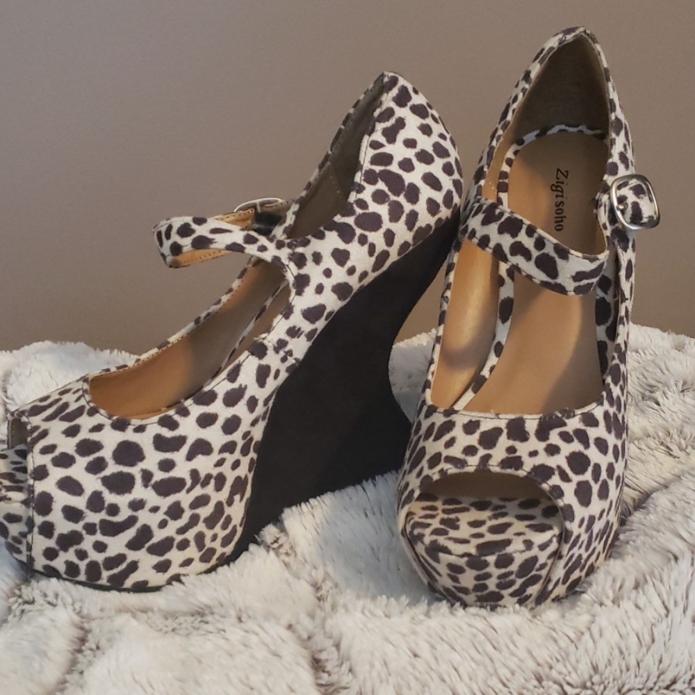 Sandals - Picture 2 of 3